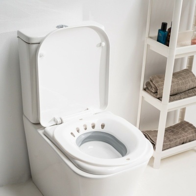 Sanita branca com assento adaptativo dobrável em silicone cinzento