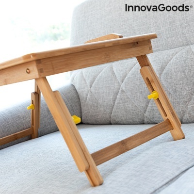 Mesa dobrável de bambu com pernas ajustáveis sobre sofá cinzento