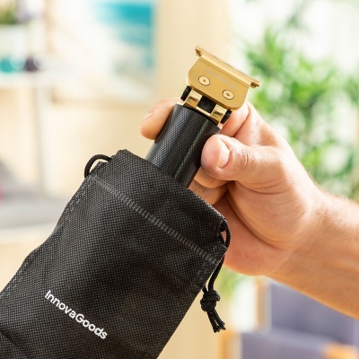 Cortador de cabelo com lâmina dourada a ser retirado de bolsa preta InnoveGoods