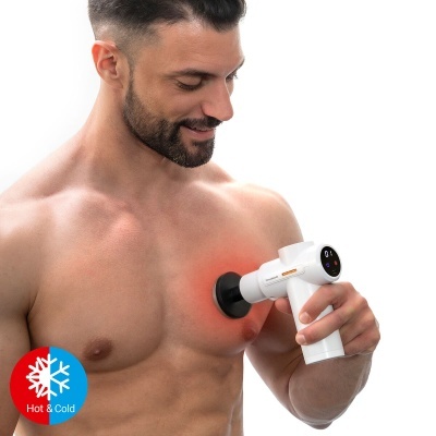 Homem usando pistola de massagem branca no peito com visor digital e ícone Hot & Cold