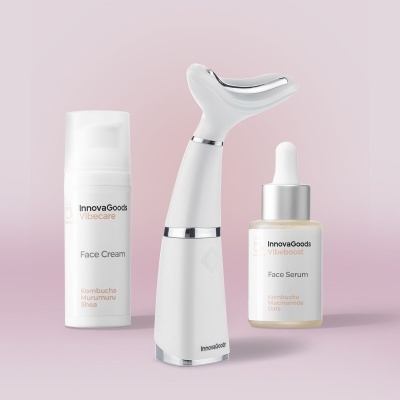 Produtos de cuidados faciais InnovaGoods com dispositivo aplicador branco e prateado e garrafas rotuladas sobre fundo rosa.