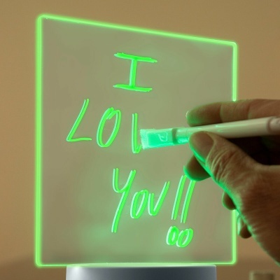 Quadro iluminado com mensagem escrita à mão a marcador branco