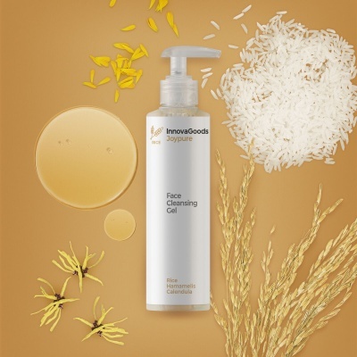 Frasco branco de gel de limpeza facial InnovaGoods rodeado por elementos naturais, incluindo arroz e flores amarelas.