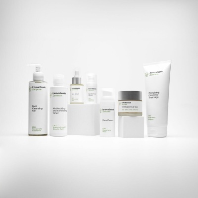 Produtos de cuidados de pele Innovagoods brancos com texto verde e preto organizados sobre superfícies brancas.