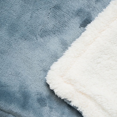 Tecido de pelúcia azul cinzento e branco com textura macia