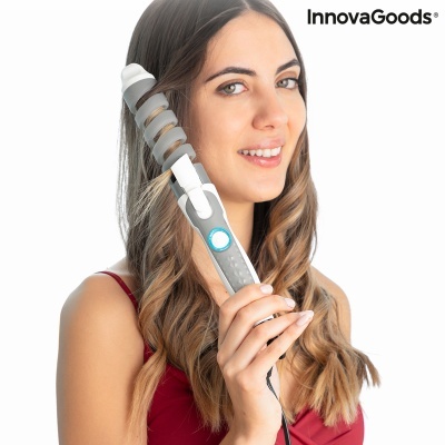 Mulher segurando modelador de cabelo InnovaGoods em fundo branco