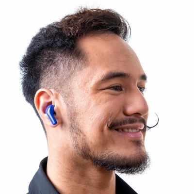 Homem com auricular wireless azul no ouvido direito