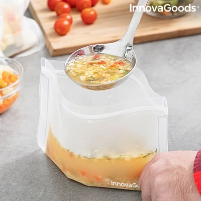 Saco transparente para alimentos com sopa e concha enchendo-o
