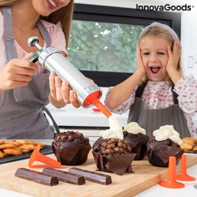 Mulher a usar utensílio metálico e laranja para decorar cupcakes com chantilly branco na cozinha
