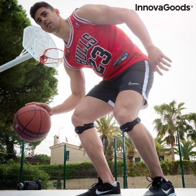 Jogador de basquetebol com camisola vermelha Bulls 23 e bola junto ao aro num campo exterior