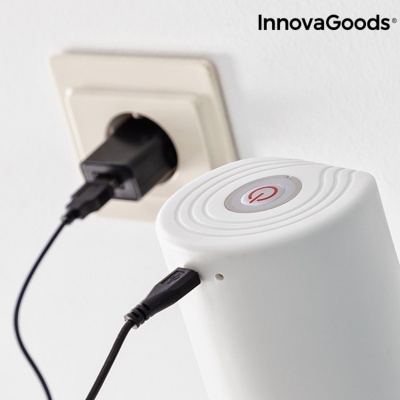Dispositivo branco cilíndrico com botão liga/desliga e cabo USB ligado a tomada