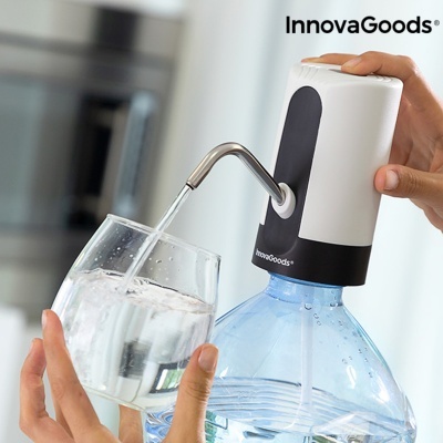Dispensador automático de água InnovaGoods a encher um copo de vidro.