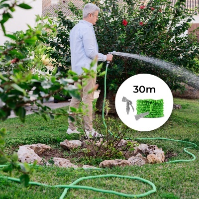 Homem usando manguera de jardim verde extensível até 30 metros no jardim