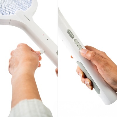 Raquete elétrica branca com grelha azul e botões de controlo