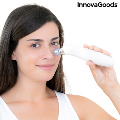 Mulher com aparelho branco de cuidados faciais no nariz com texto InnovaGoods