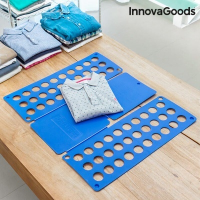 Organizador de t-shirts azul da InnovaGoods sobre mesa com t-shirts dobradas.