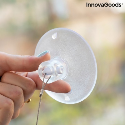 Ventosa transparente circular de plástico com fio, segura por mão em fundo desfocado