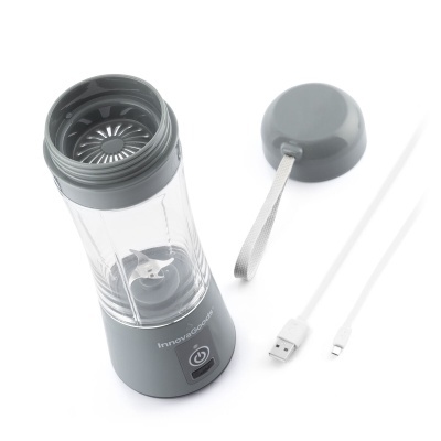 Liquidificador portátil cinzento com copo transparente e tampa destacada