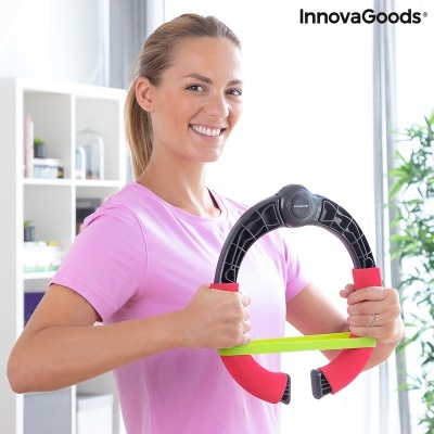 Pessoa a segurar equipamento de exercício InnovaGoods com punhos vermelhos e preto em interior