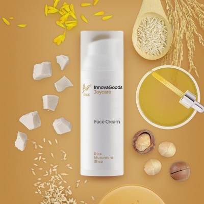 Frasco branco de creme facial InnovaGoods Joycare com arroz, nozes e óleo num fundo bege