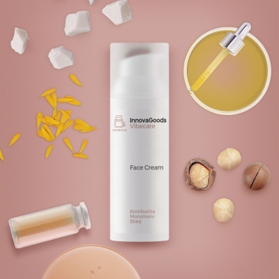 Frasco branco de creme facial InnovaGoods VibeCare com ingredientes naturais ao redor