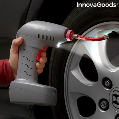 Bomba elétrica portátil cinza e vermelha da InnovaGoods a encher pneu de carro preto com jante prata