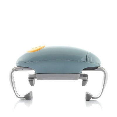 Máquina de empadão ou sandwich azul com botão amarelo e pés de metal