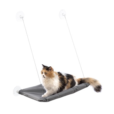 Cama suspensa cinzenta para gatos com gato tricolor sentado