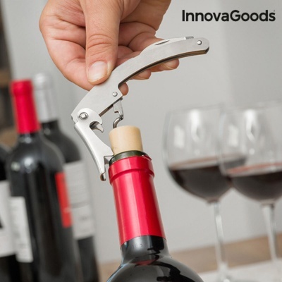 Pessoa abrindo uma garrafa de vinho com saca-rolhas metálico InnovaGoods
