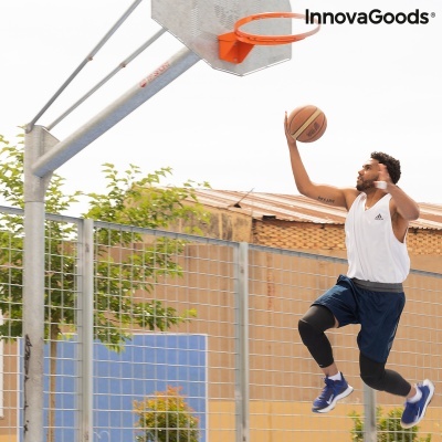 Pessoa a jogar basquetebol ao ar livre com cesto e bola
