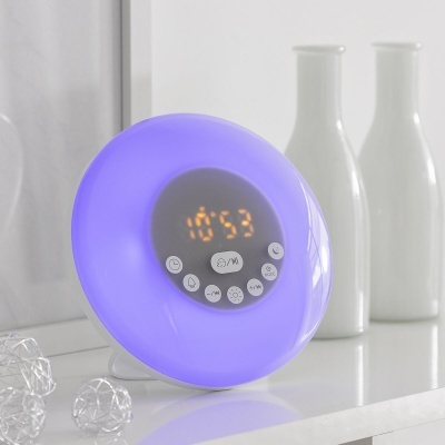 Relógio digital redondo com luz LED roxa e botões brancos ao redor