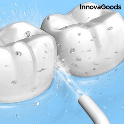 Dentes grandes a ser limpos com jato de água, texto InnovaGoods.