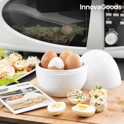 Ovo cozedor InnovaGoods branco em plástico com ovos e ovos cozidos ao lado, micro-ondas ao fundo.