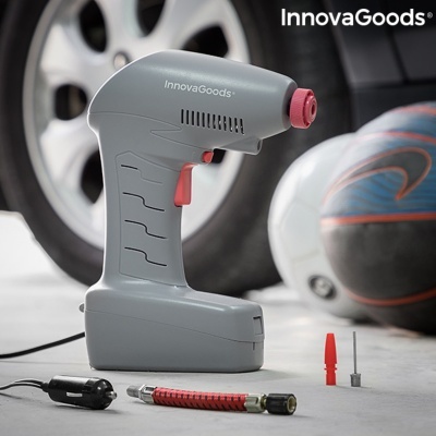 Bomba de ar elétrica InnovaGoods cinzenta com acessórios vermelhos junto a uma roda de carro e bolas desportivas