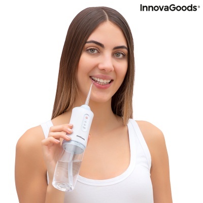 Mulher a usar irrigador dental branco da InnovaGoods