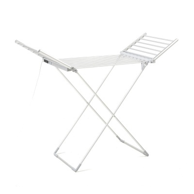 Estendal de roupa metálico branco em fundo branco