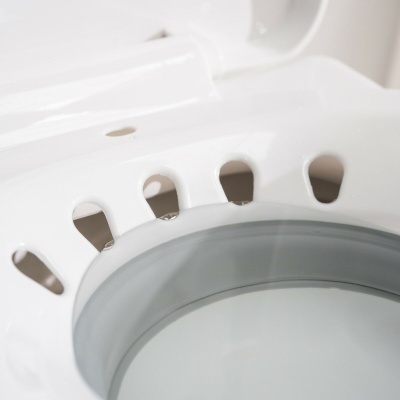 Assento sanitário branco cerâmico com fecho aberto