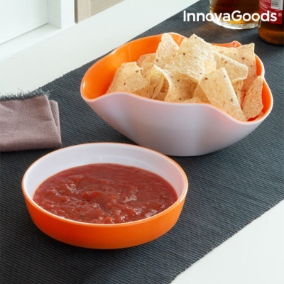 Conjunto de tigelas plásticas para snacks com chips de tortilha e molho vermelho