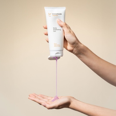 Gel esfoliante corporal roxo a ser dispensado de tubo branco com texto InnovaGoods Joycare