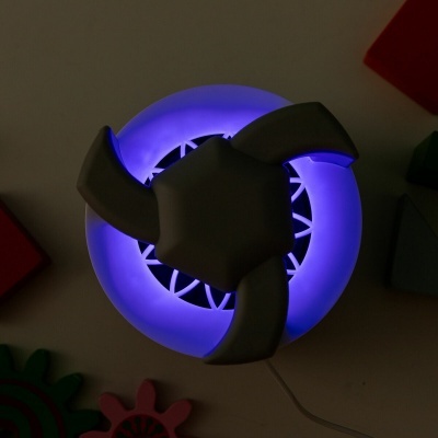 Ventoinha de teto decorativa com luz LED azul e pás cinzentas