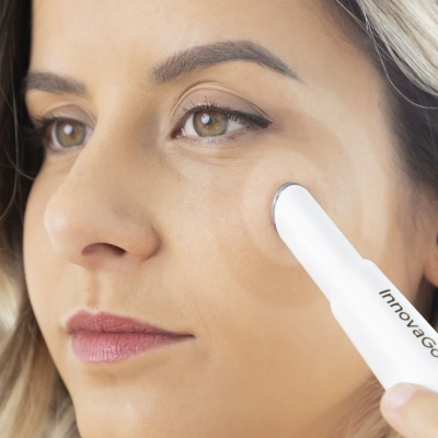 Dispositivo branco InnovaGo em contacto com rosto de mulher