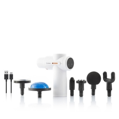 Pistola de massagem branca com seis cabeças intercambiáveis e cabo USB preto