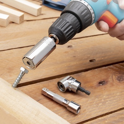 Ferramenta elétrica azul e preta com acessório metálico sobre madeira