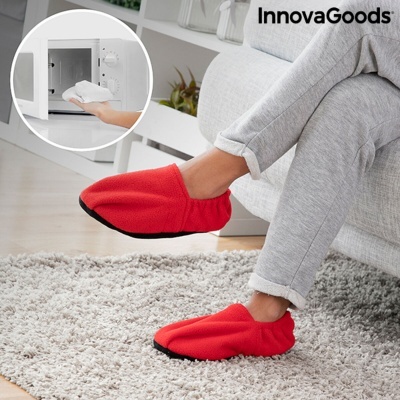 Pantufas vermelhas com sola preta antiderrapante em uso no interior