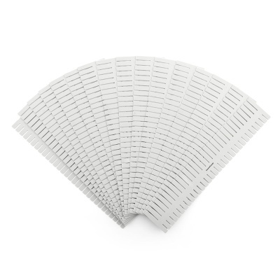 Tiras de etiquetas brancas em formato de leque sobre fundo branco