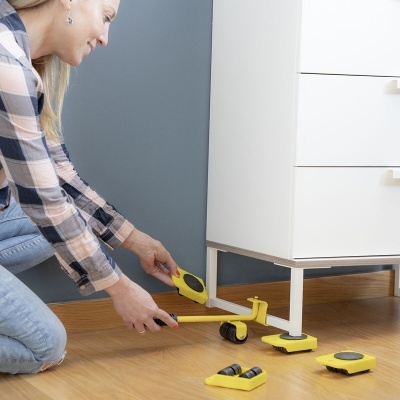 Conjunto amarelo de ferramentas móveis com rodas pretas para mover móveis