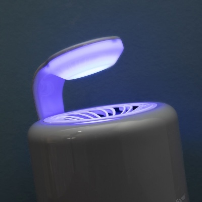 Dispositivo eletrónico branco com luz azul e grelha circular no topo