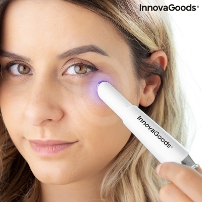Dispositivo facial InnovaGoods branco com luz azul usado ao lado do olho de uma mulher