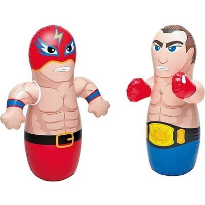 Bonecas insufláveis de lutadores com máscara vermelha e roupa vermelha, e outro com cabelo castanho e roupa azul.