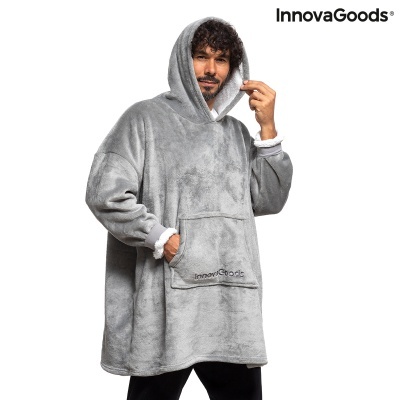 Poncho cinzento felpudo com capuz e bolso frontal, texto InnovaGoods, usado por homem